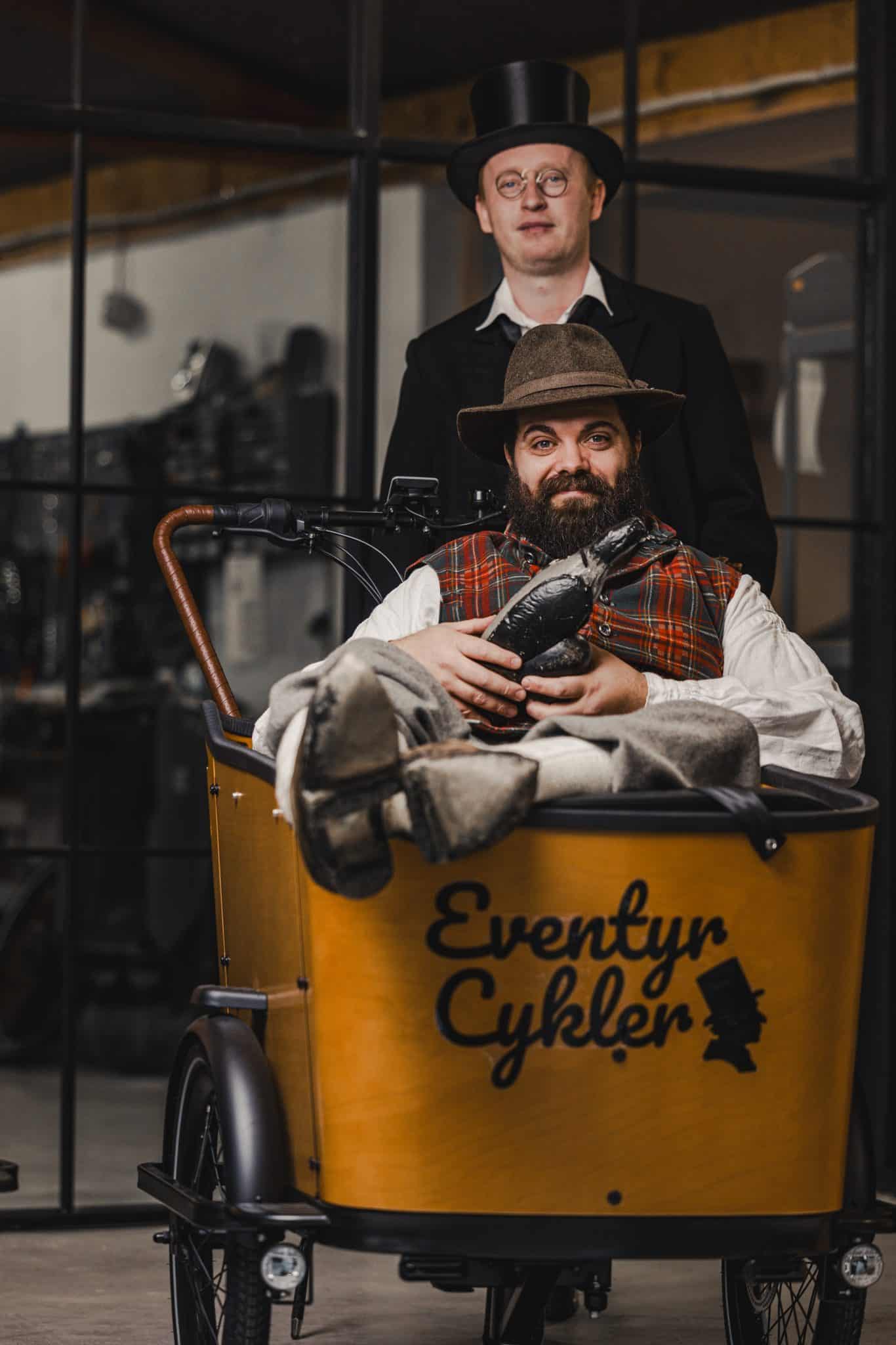 Jannick og Rico fra EventyrCykler med en ladcykel
