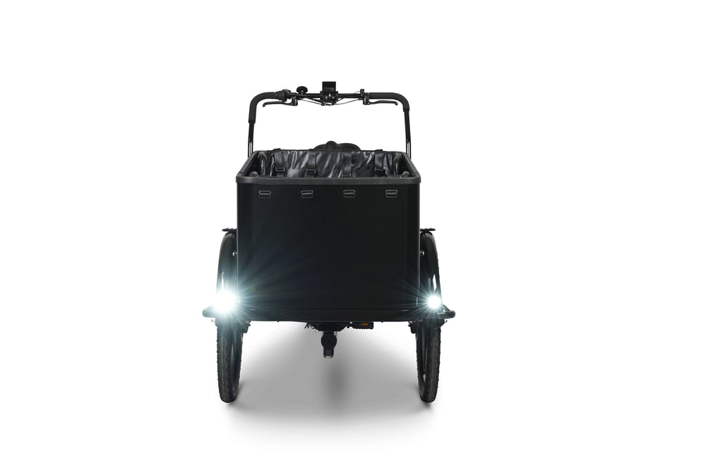 Lille Klaus ladcykel fra EventyrCykler fra fronten med tændte lygter