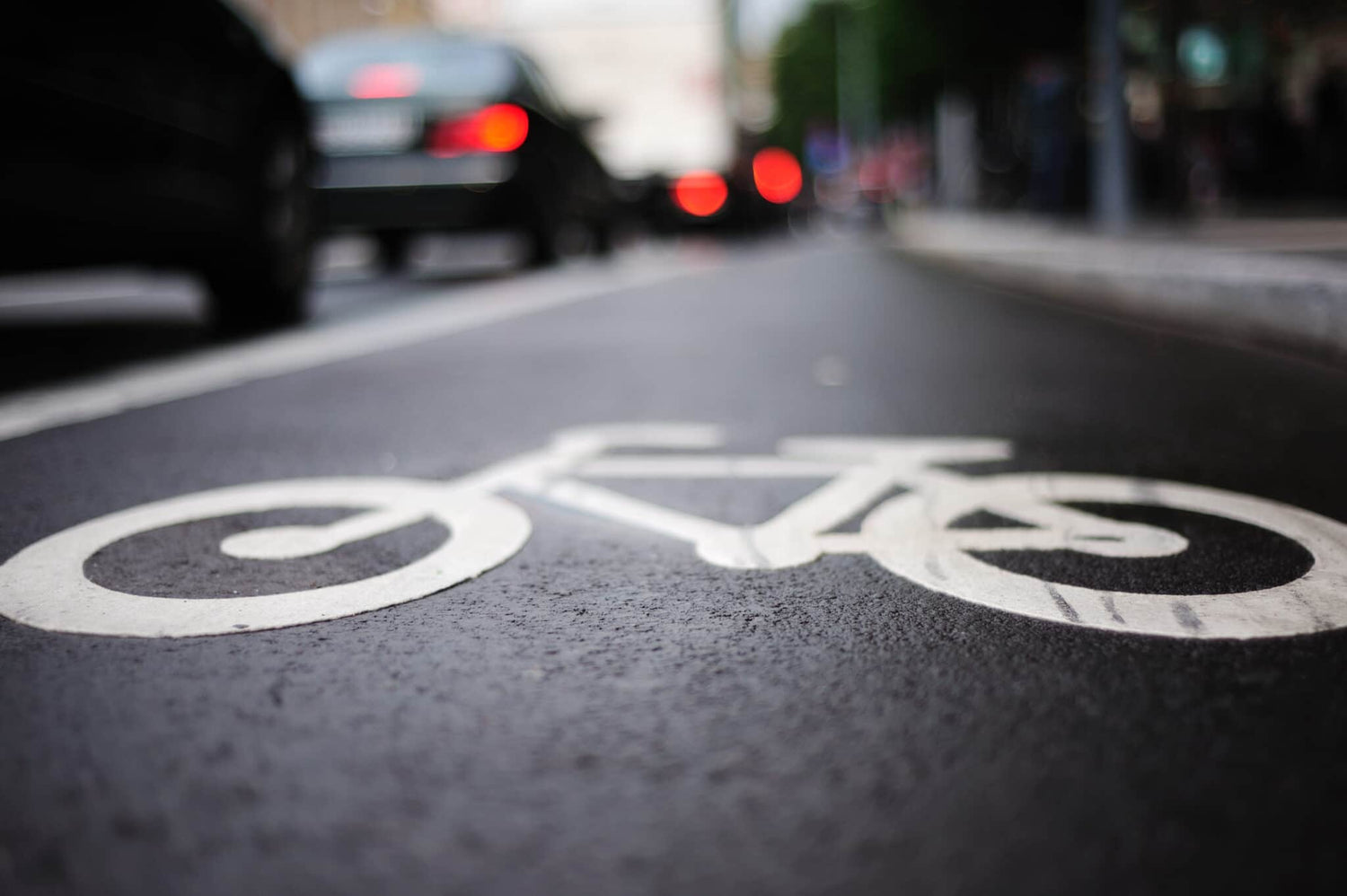 Asfalteret cykelsti med påmalet hvidt tegn for cykelsti