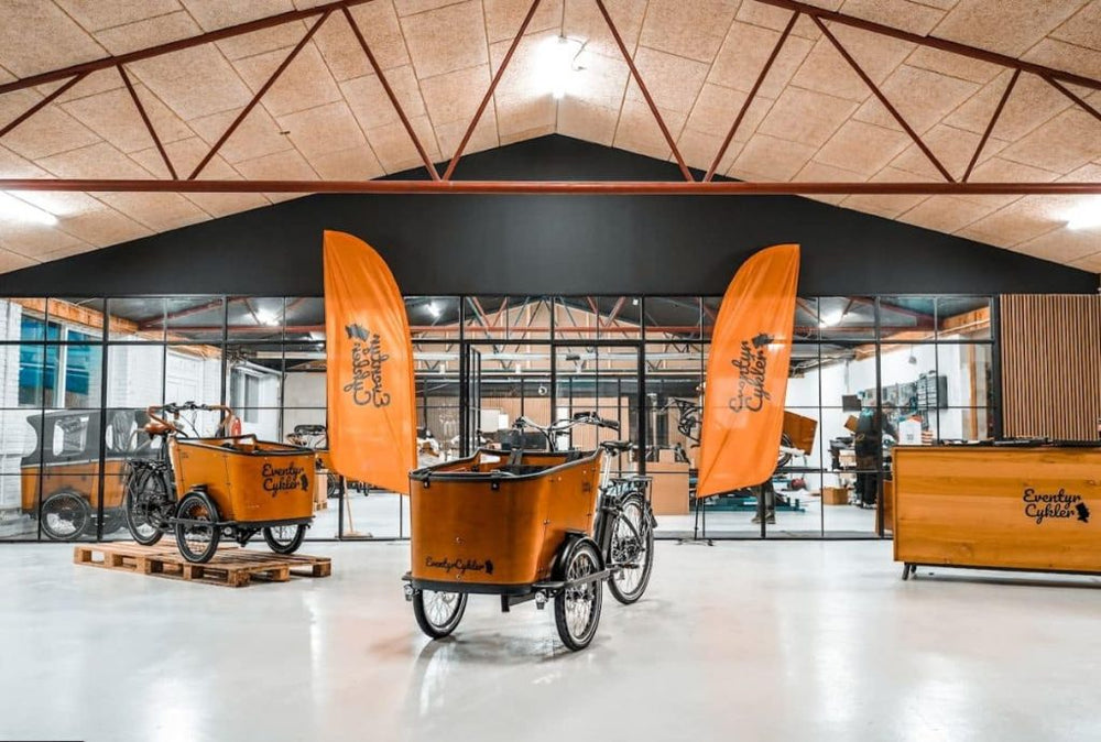 El-ladcykler i EventyrCyklers showroom i Odense